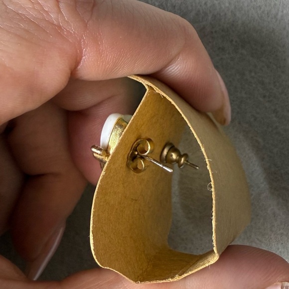 Avon Vintage Gold Tone Seashell Stud Earrings Beach Vacation - Picture 4 of 4